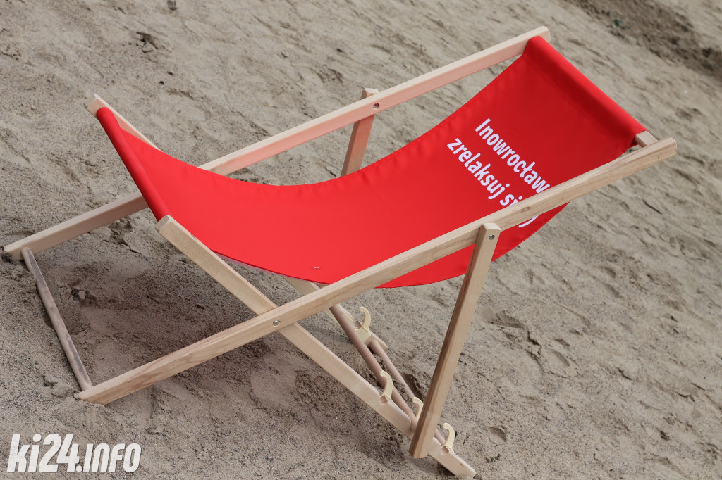 Egzotyczna plaża przed halą widowiskowo-sportową