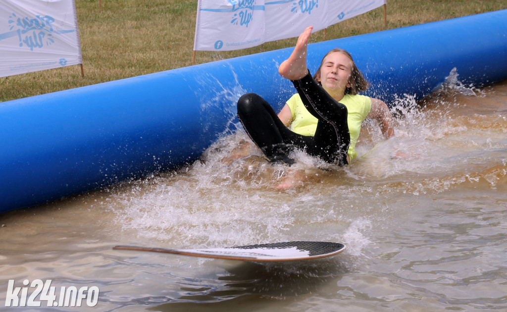Egzotyczna plaża przed halą widowiskowo-sportową