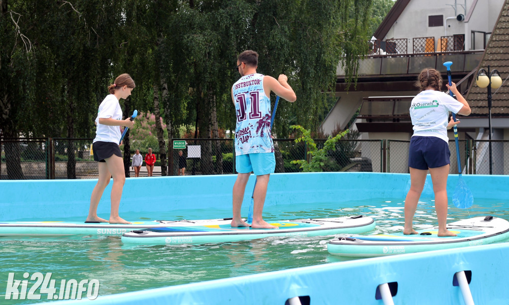 Egzotyczna plaża przed halą widowiskowo-sportową