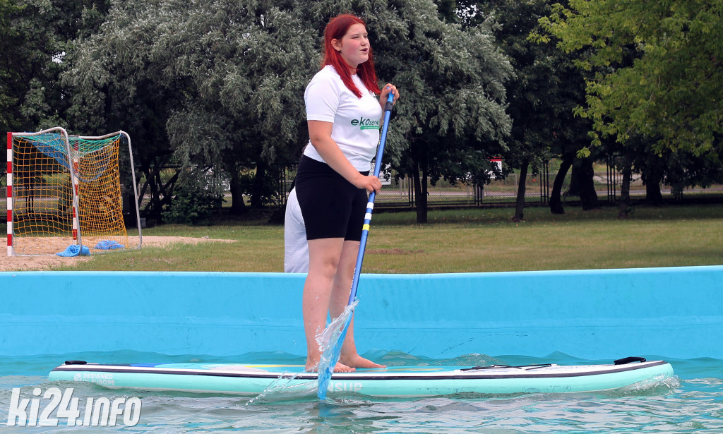 Egzotyczna plaża przed halą widowiskowo-sportową