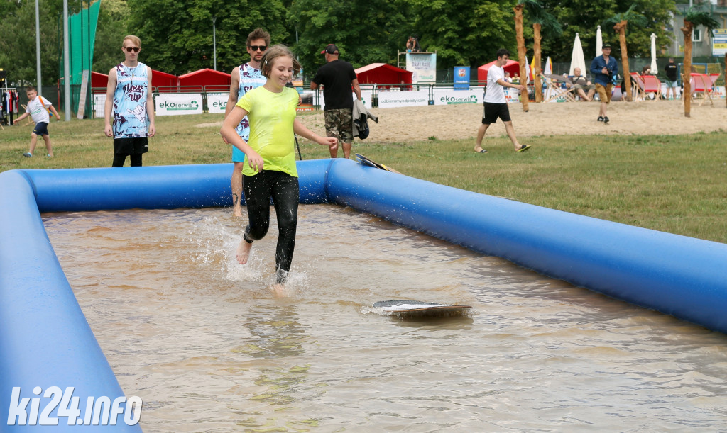 Egzotyczna plaża przed halą widowiskowo-sportową