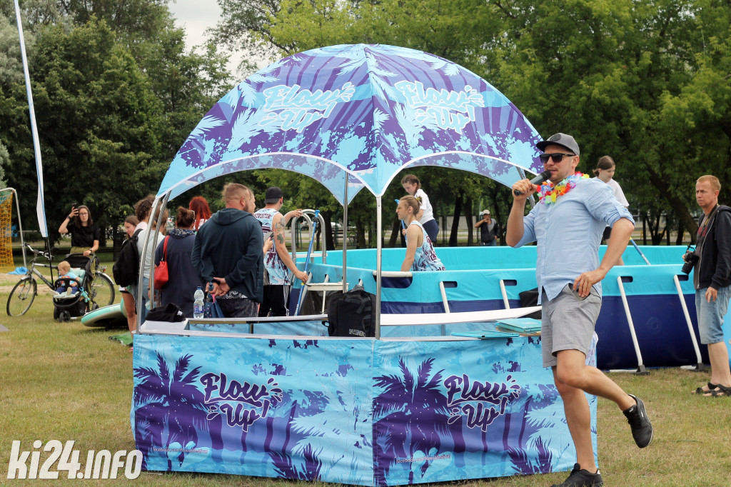 Egzotyczna plaża przed halą widowiskowo-sportową