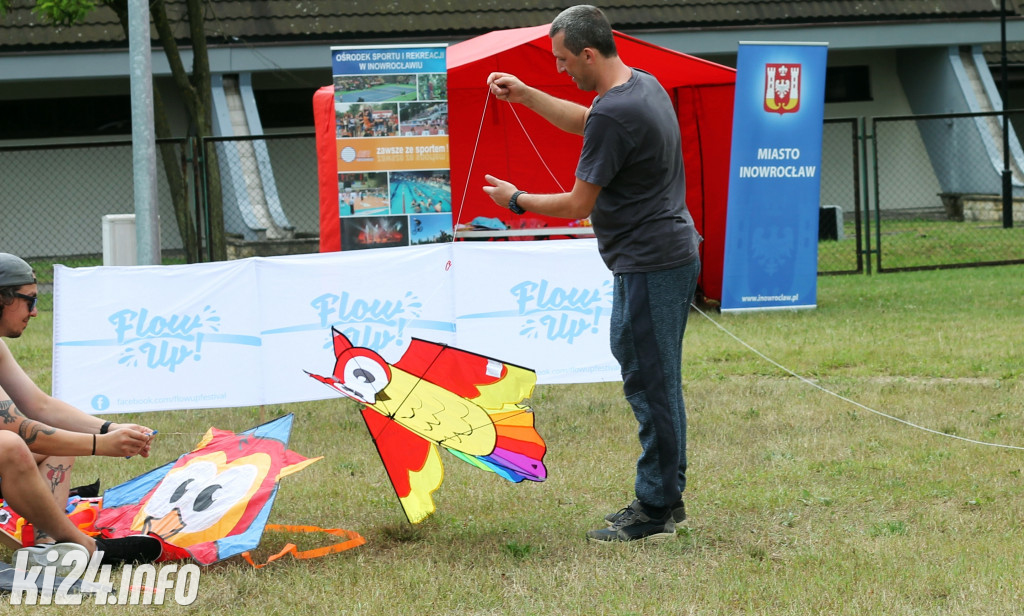 Egzotyczna plaża przed halą widowiskowo-sportową