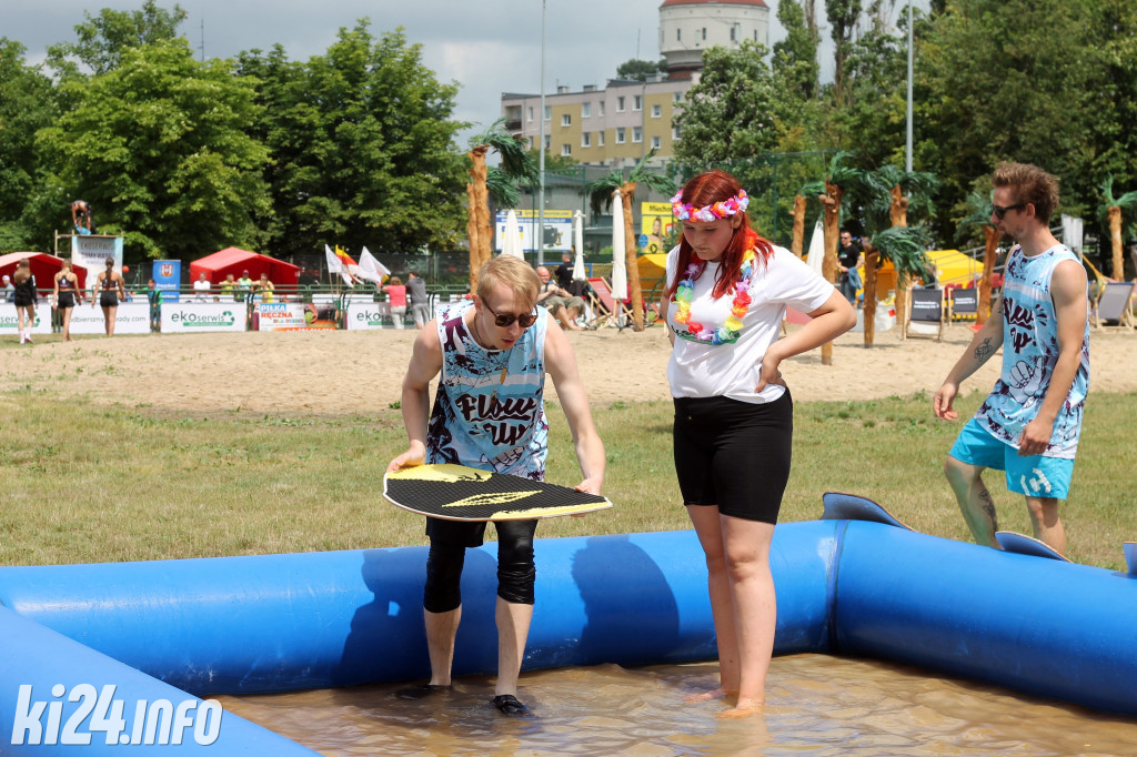 Egzotyczna plaża przed halą widowiskowo-sportową