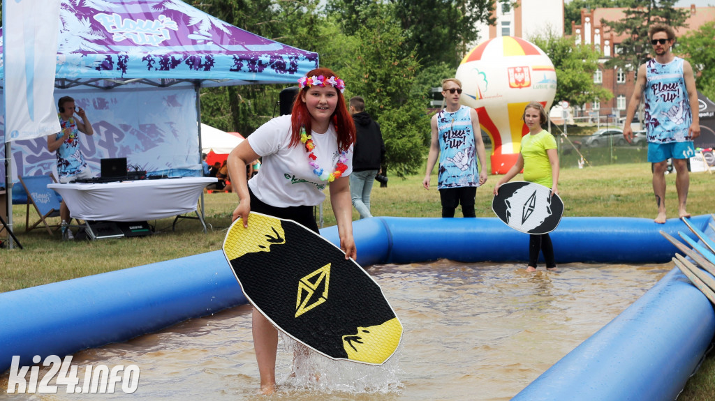 Egzotyczna plaża przed halą widowiskowo-sportową