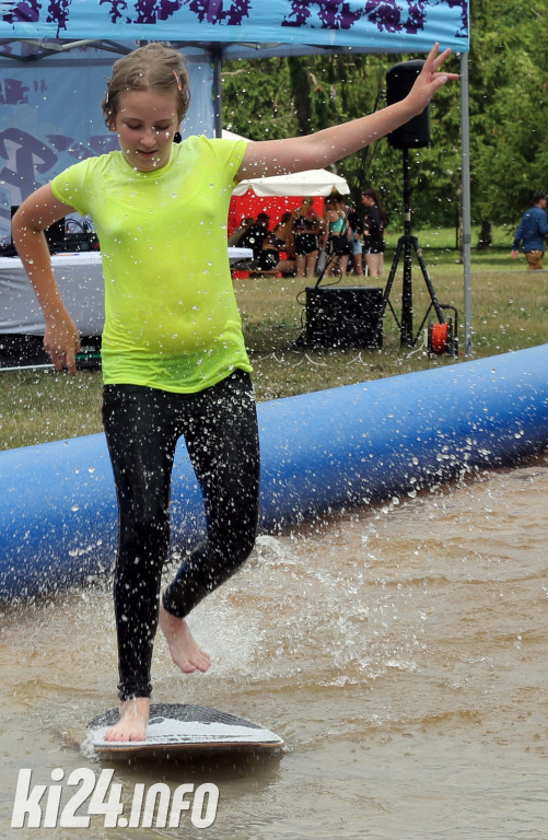 Egzotyczna plaża przed halą widowiskowo-sportową