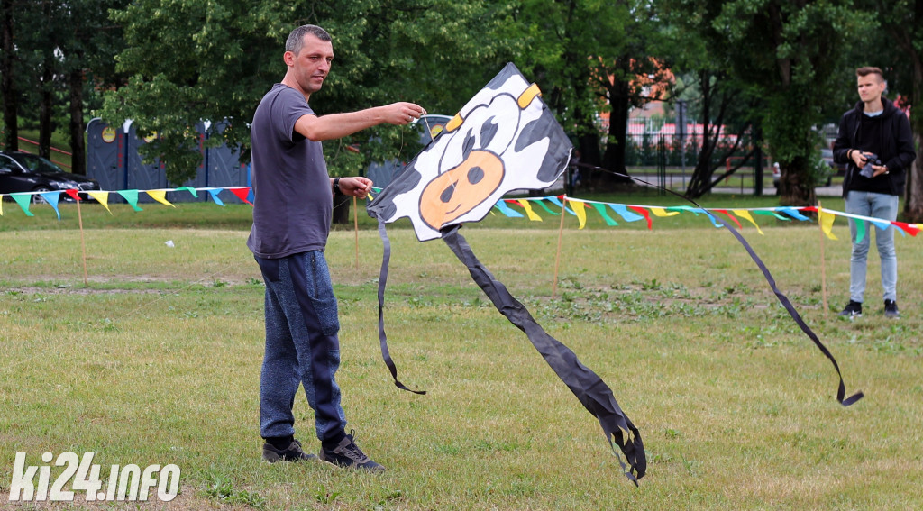 Egzotyczna plaża przed halą widowiskowo-sportową