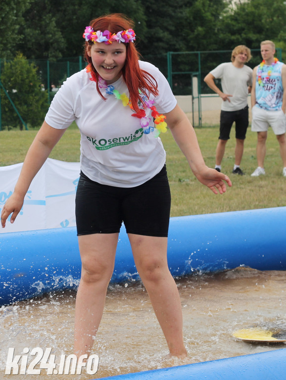 Egzotyczna plaża przed halą widowiskowo-sportową