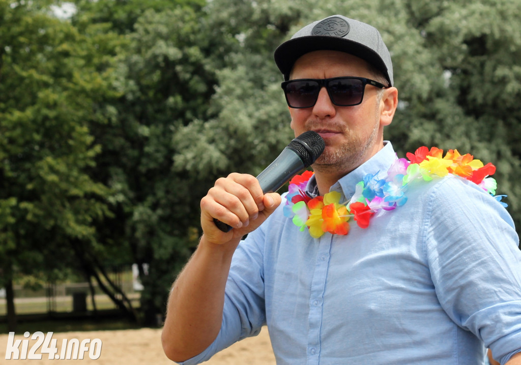 Egzotyczna plaża przed halą widowiskowo-sportową