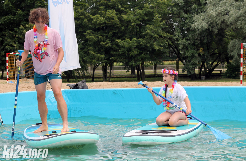 Egzotyczna plaża przed halą widowiskowo-sportową