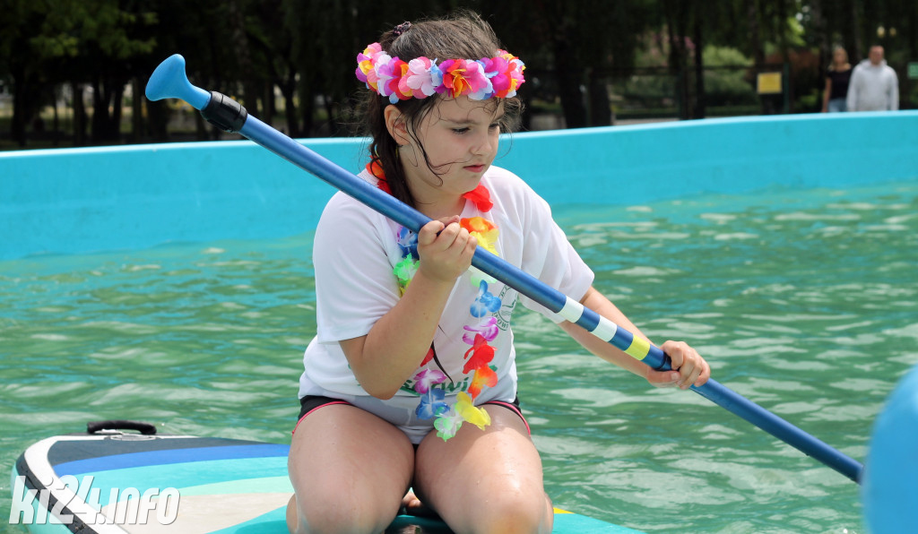 Egzotyczna plaża przed halą widowiskowo-sportową
