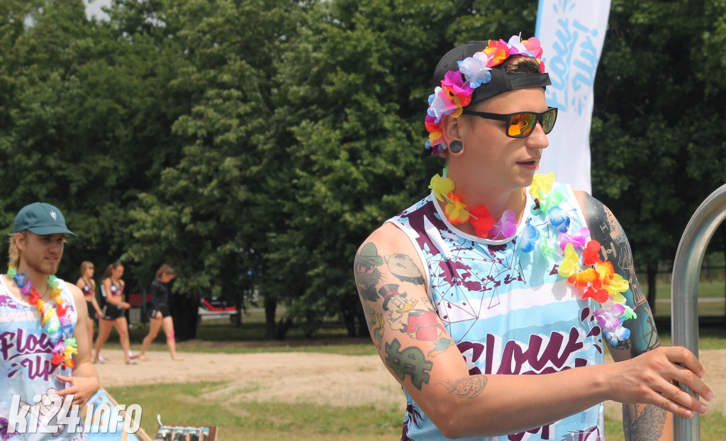 Egzotyczna plaża przed halą widowiskowo-sportową