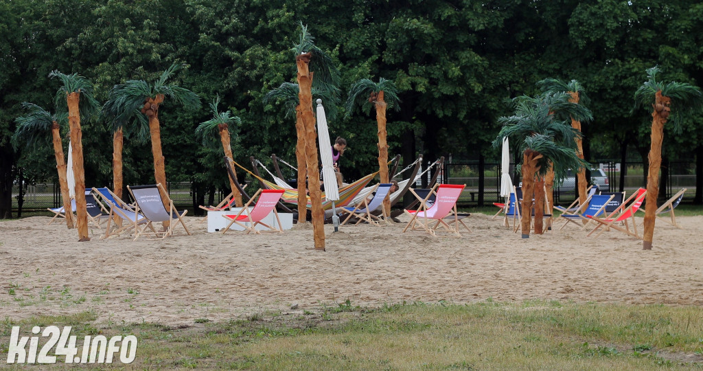 Egzotyczna plaża przed halą widowiskowo-sportową