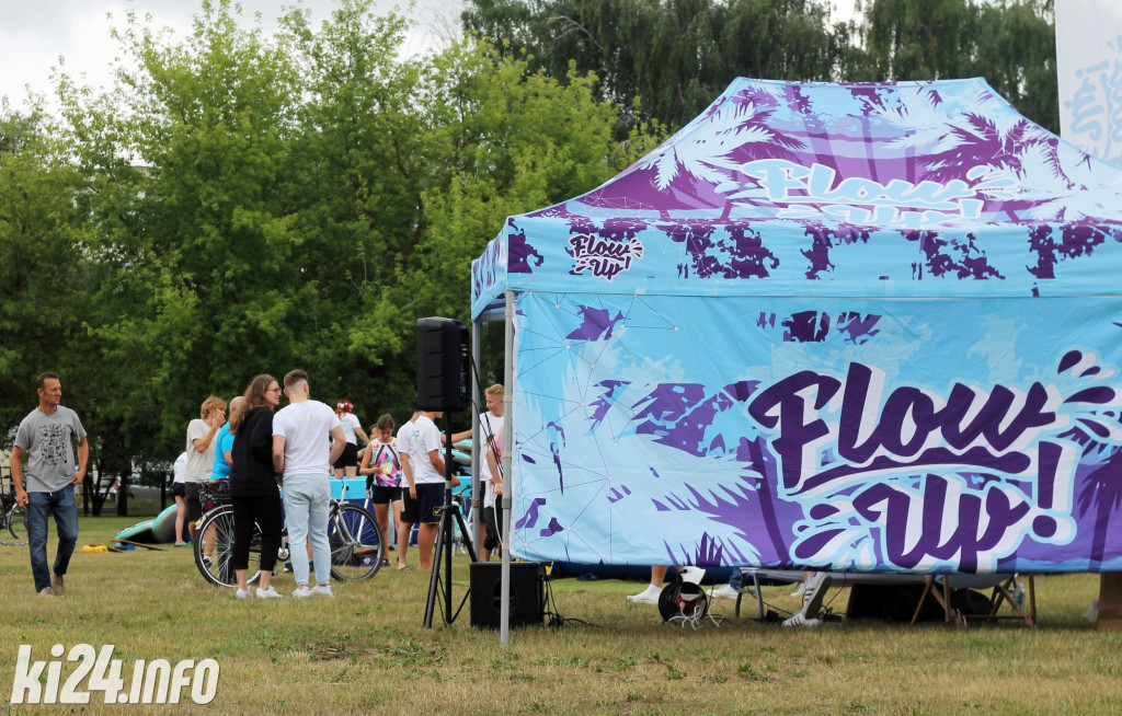 Egzotyczna plaża przed halą widowiskowo-sportową