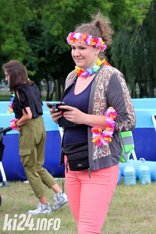 Egzotyczna plaża przed halą widowiskowo-sportową