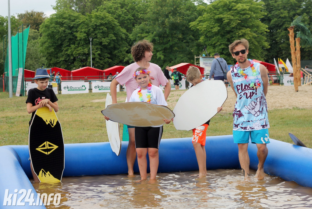 Egzotyczna plaża przed halą widowiskowo-sportową