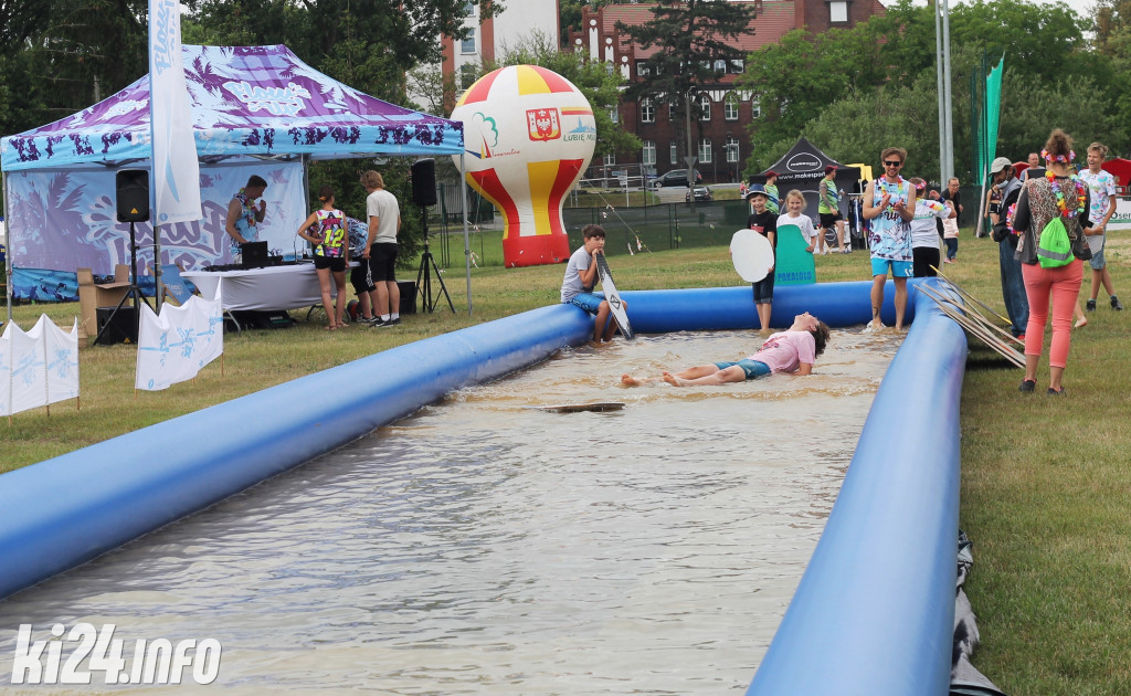 Egzotyczna plaża przed halą widowiskowo-sportową