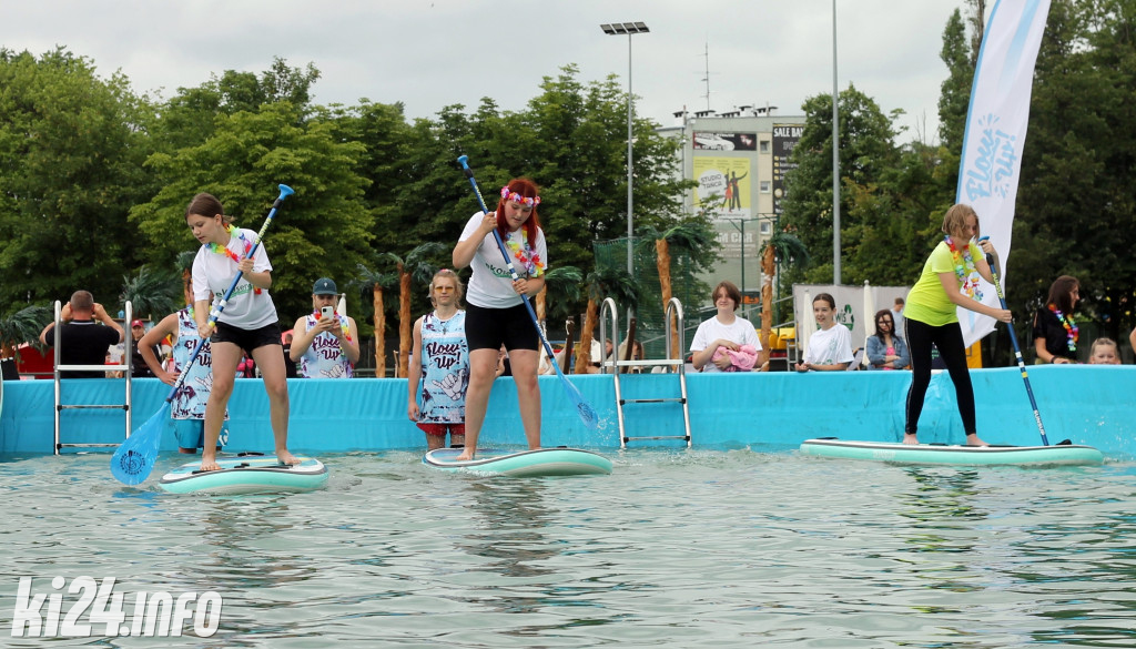 Egzotyczna plaża przed halą widowiskowo-sportową
