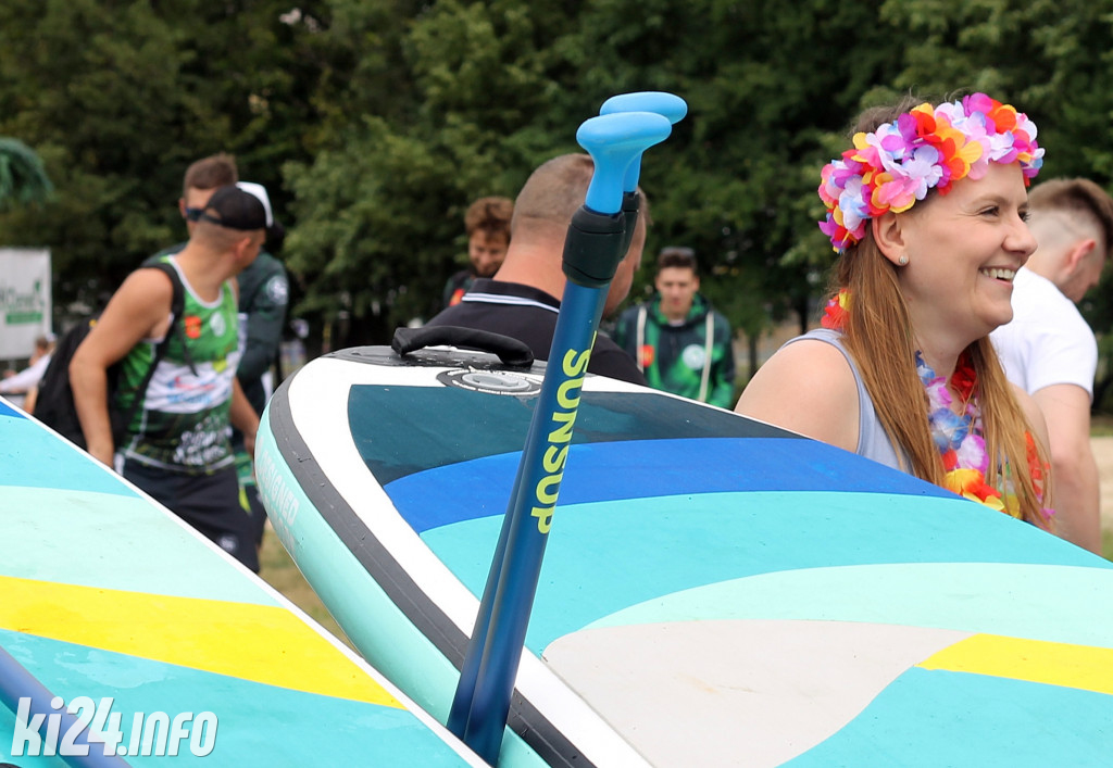 Egzotyczna plaża przed halą widowiskowo-sportową