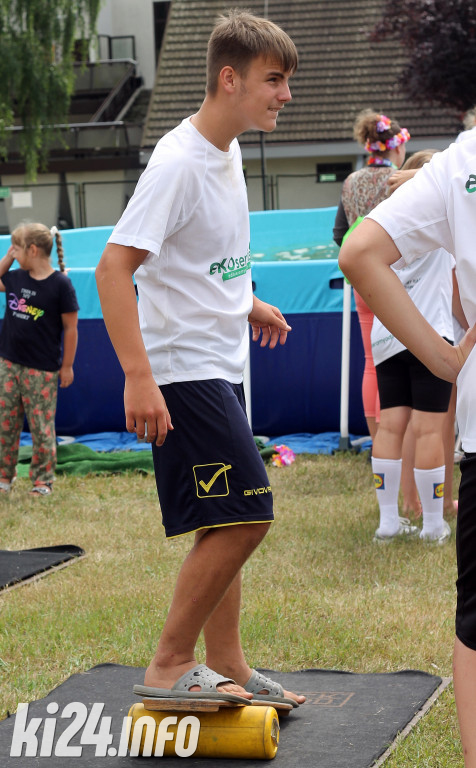 Egzotyczna plaża przed halą widowiskowo-sportową