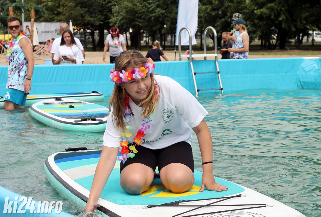 Egzotyczna plaża przed halą widowiskowo-sportową