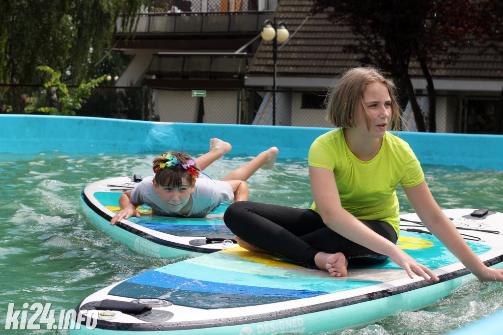 Egzotyczna plaża przed halą widowiskowo-sportową