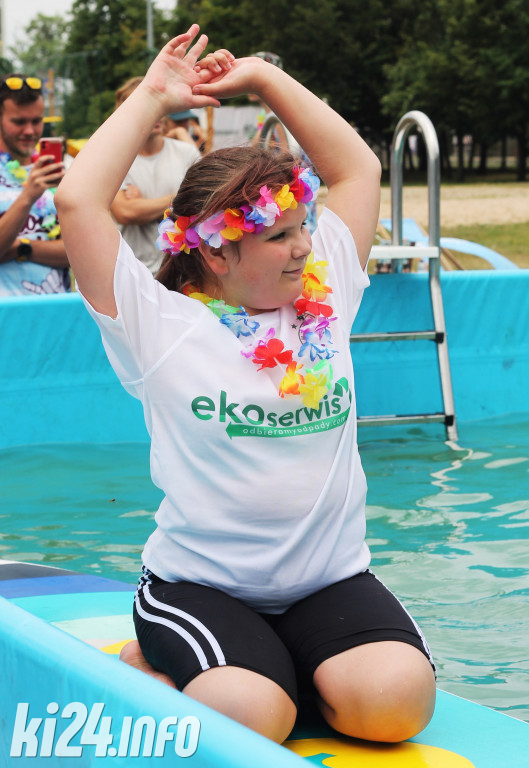Egzotyczna plaża przed halą widowiskowo-sportową