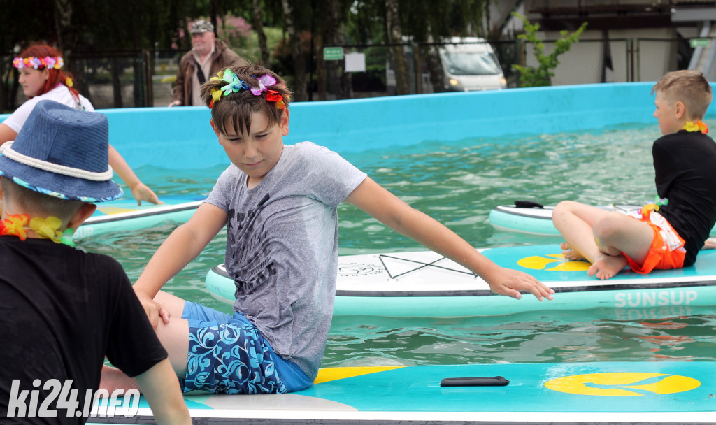 Egzotyczna plaża przed halą widowiskowo-sportową