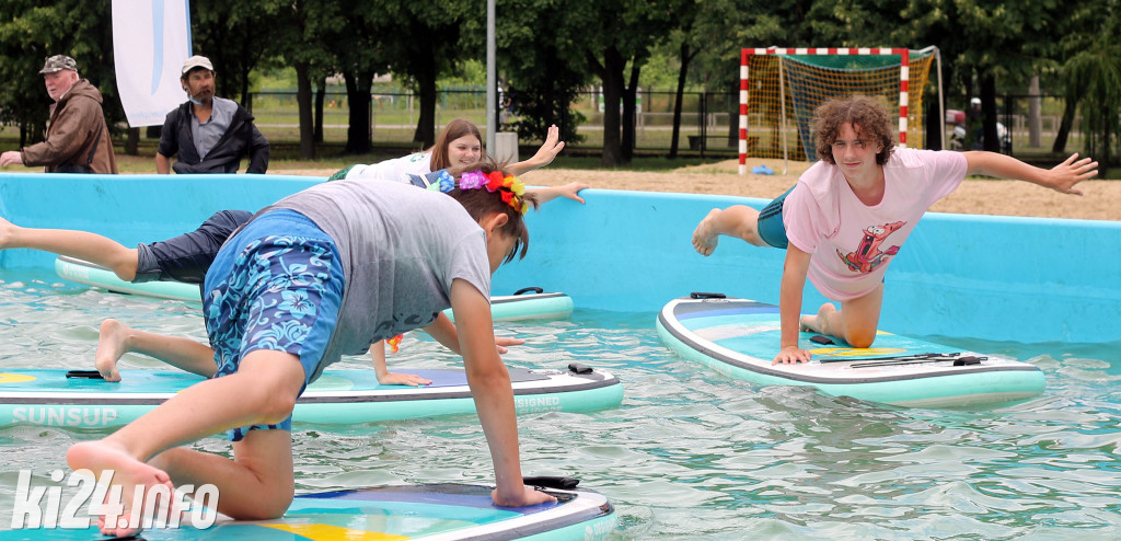 Egzotyczna plaża przed halą widowiskowo-sportową