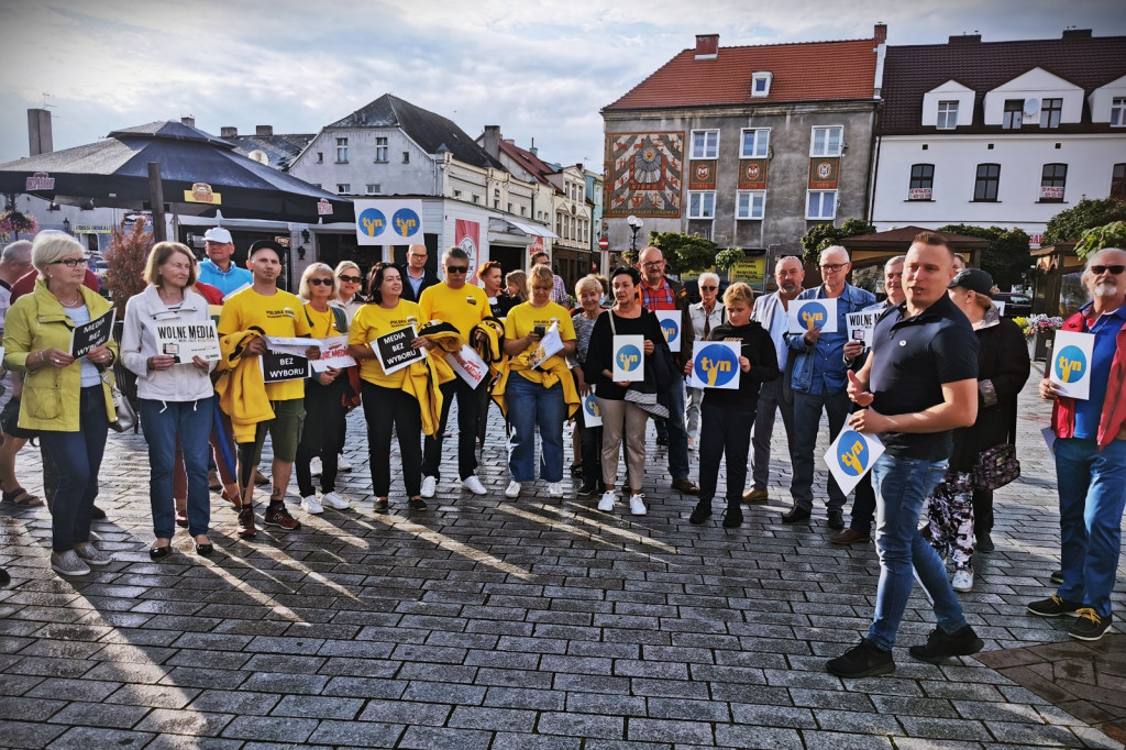 Manifestacja poparcia dla TVN na inowrocławskim Rynku