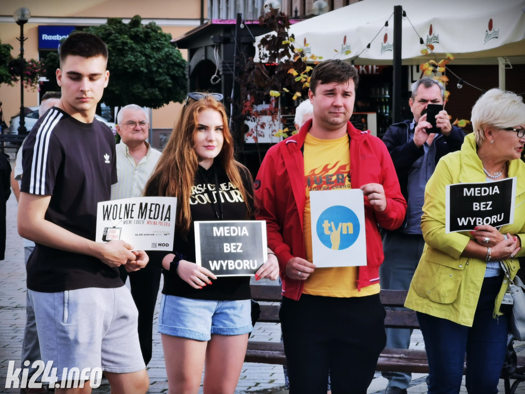 Manifestacja poparcia dla TVN na inowrocławskim Rynku