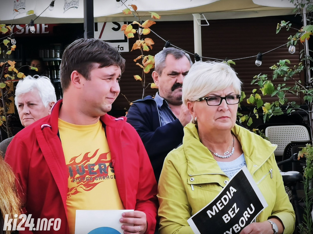 Manifestacja poparcia dla TVN na inowrocławskim Rynku