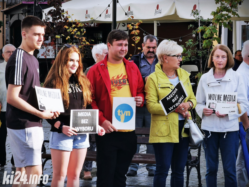 Manifestacja poparcia dla TVN na inowrocławskim Rynku