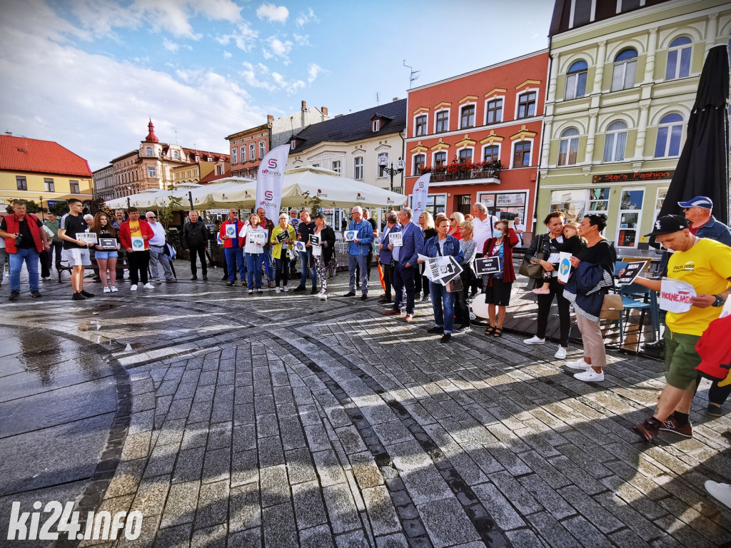Manifestacja poparcia dla TVN na inowrocławskim Rynku