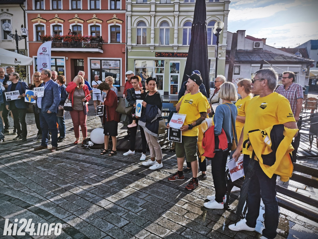 Manifestacja poparcia dla TVN na inowrocławskim Rynku