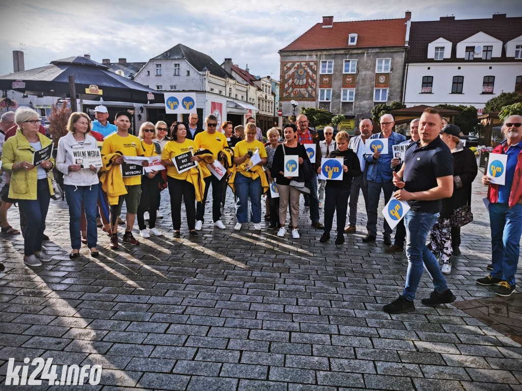 Manifestacja poparcia dla TVN na inowrocławskim Rynku