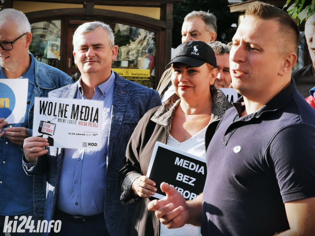 Manifestacja poparcia dla TVN na inowrocławskim Rynku