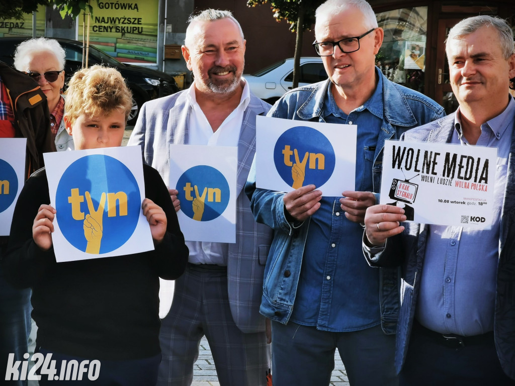 Manifestacja poparcia dla TVN na inowrocławskim Rynku