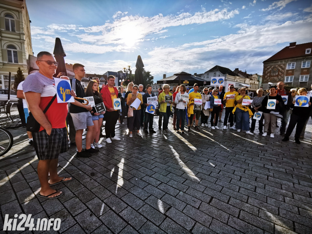 Manifestacja poparcia dla TVN na inowrocławskim Rynku