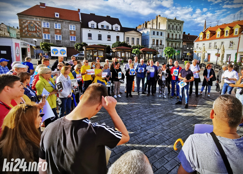 Manifestacja poparcia dla TVN na inowrocławskim Rynku