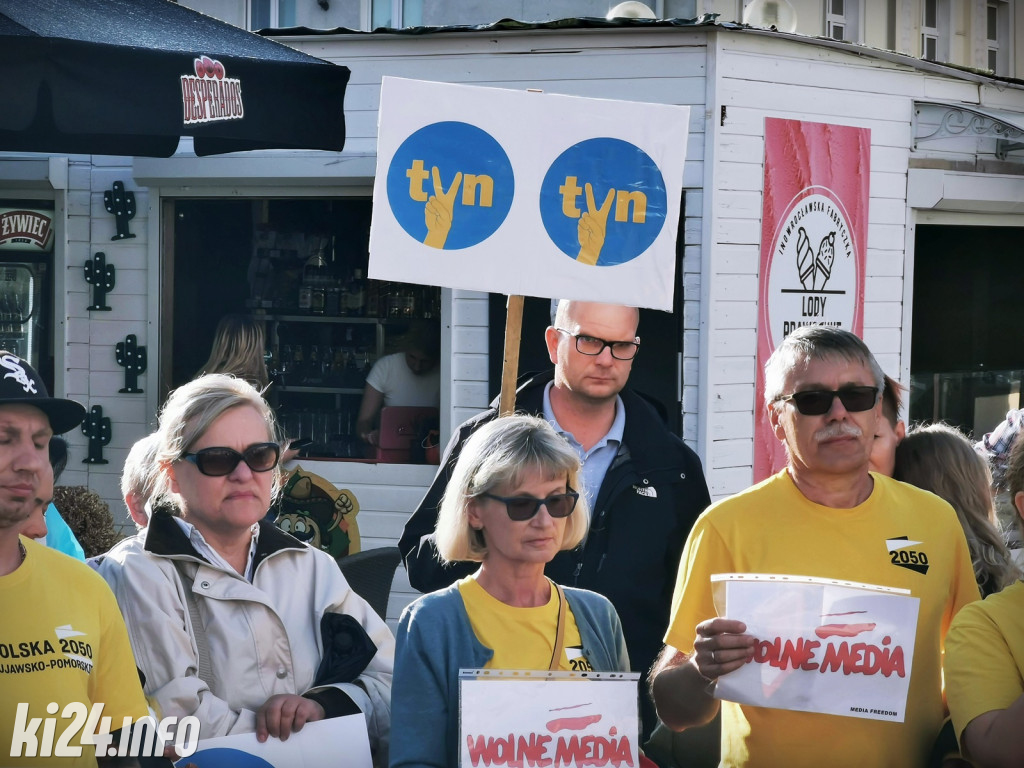 Manifestacja poparcia dla TVN na inowrocławskim Rynku