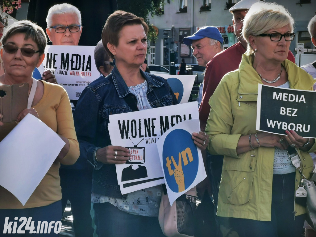 Manifestacja poparcia dla TVN na inowrocławskim Rynku