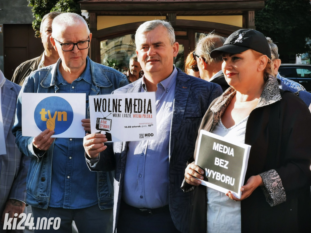Manifestacja poparcia dla TVN na inowrocławskim Rynku
