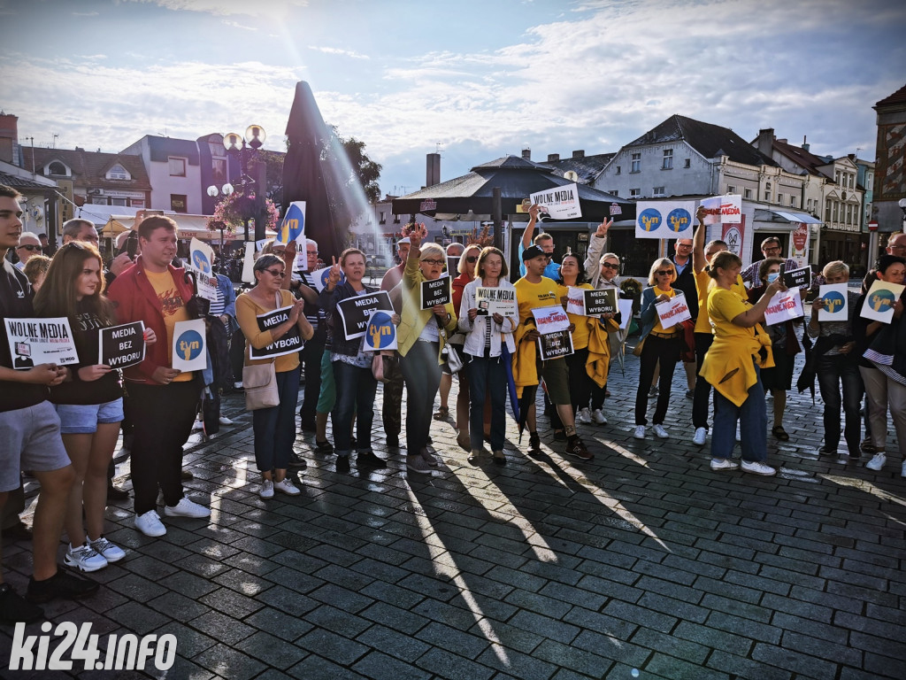 Manifestacja poparcia dla TVN na inowrocławskim Rynku