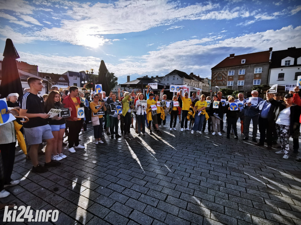 Manifestacja poparcia dla TVN na inowrocławskim Rynku