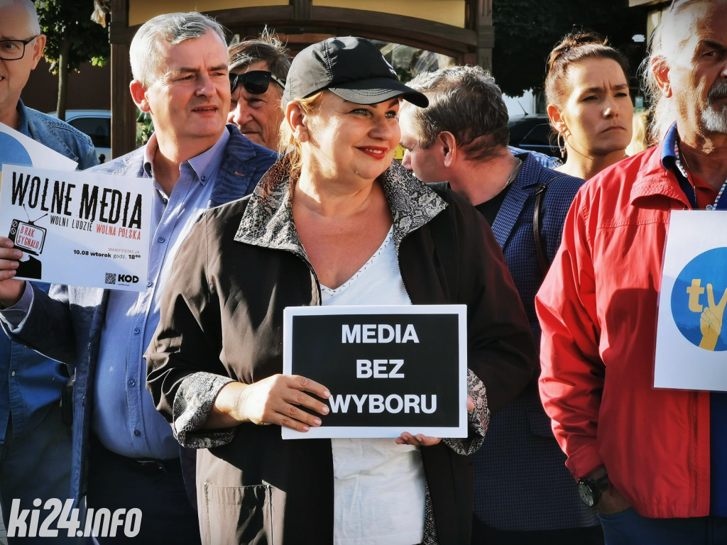 Manifestacja poparcia dla TVN na inowrocławskim Rynku