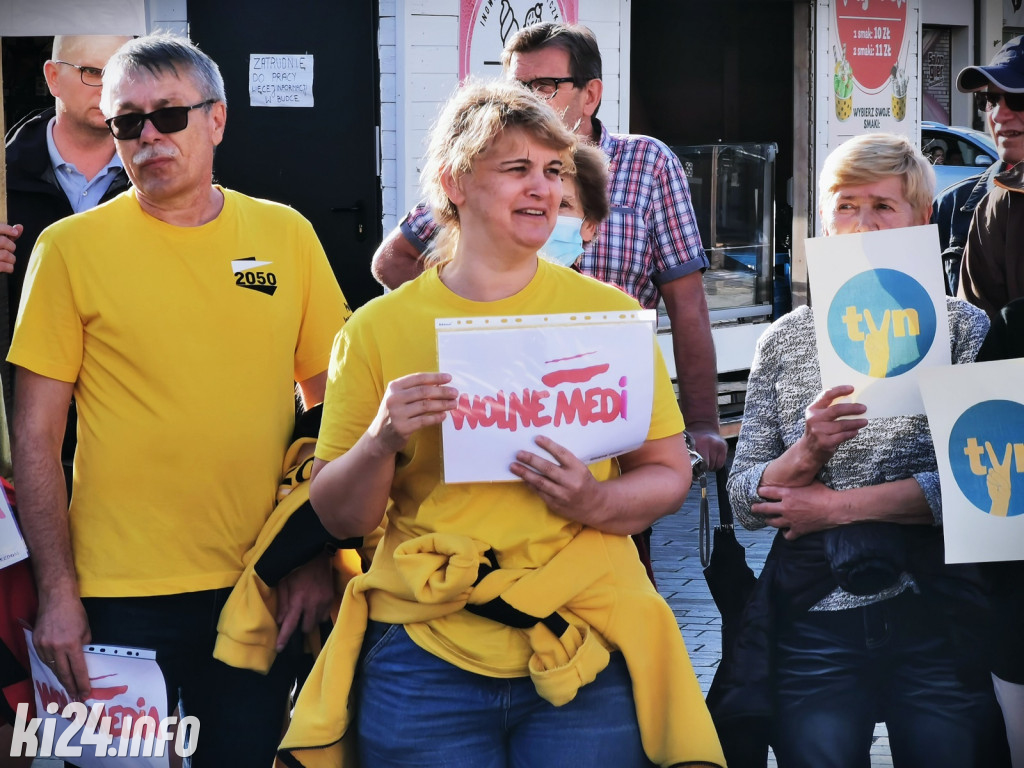 Manifestacja poparcia dla TVN na inowrocławskim Rynku
