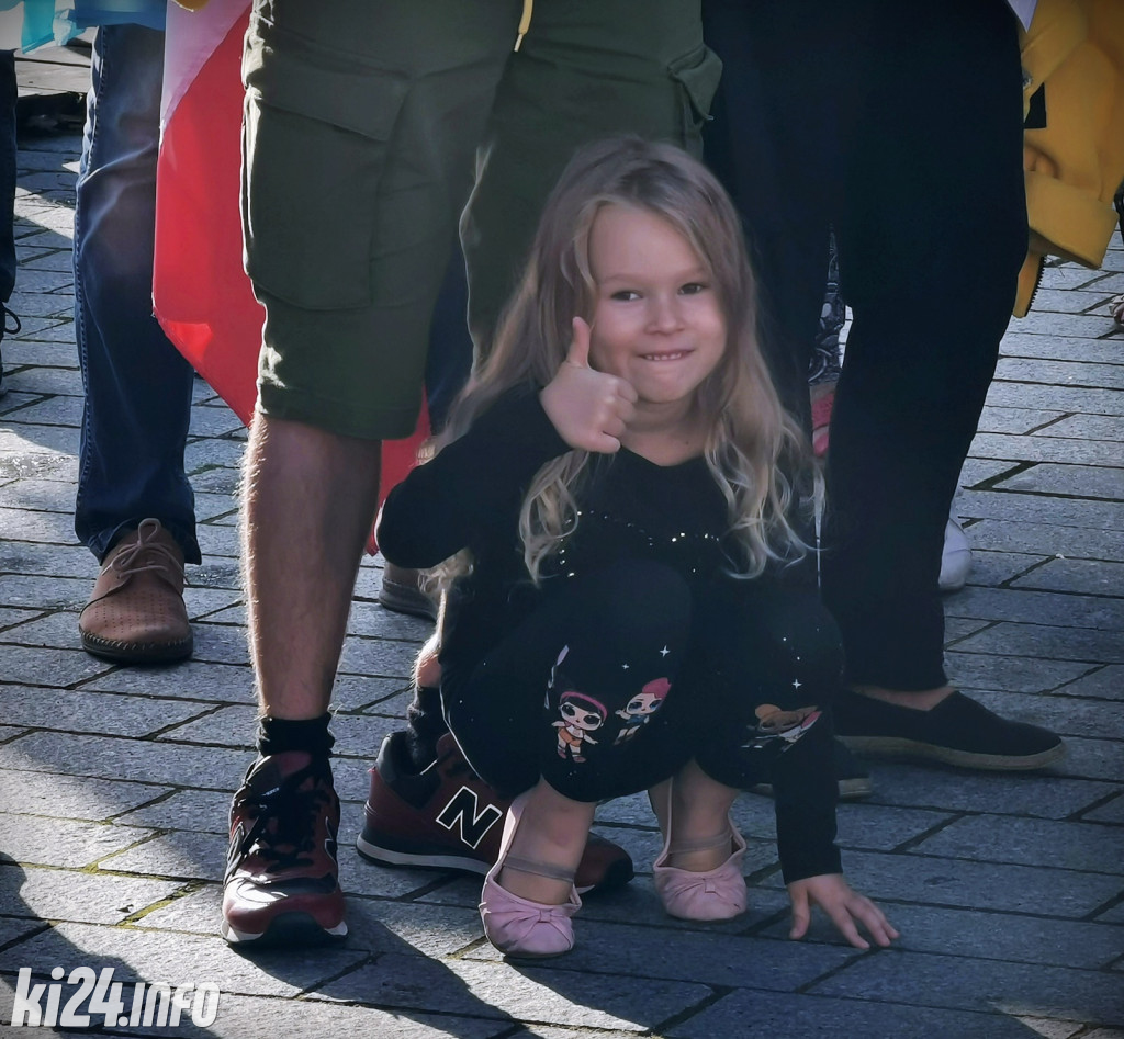 Manifestacja poparcia dla TVN na inowrocławskim Rynku
