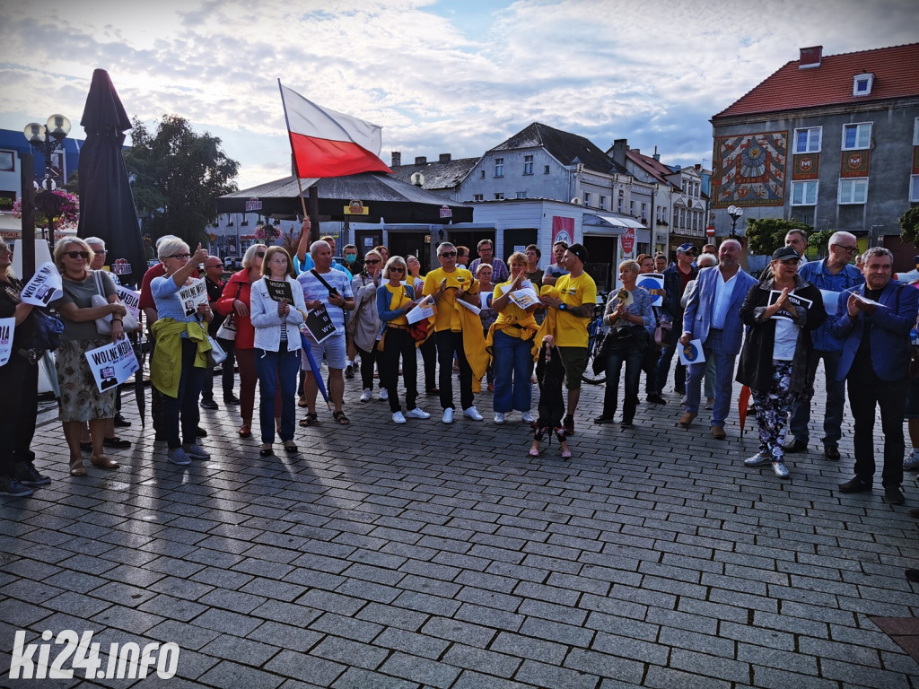 Manifestacja poparcia dla TVN na inowrocławskim Rynku