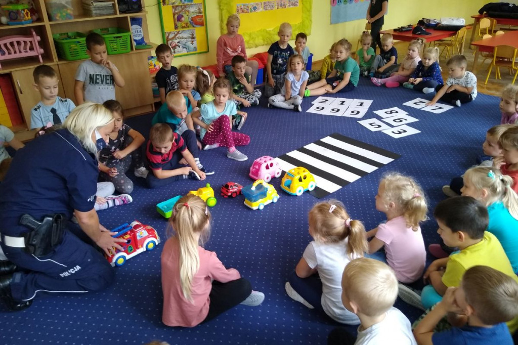 Edukacyjna misja policjantów w przedszkolach